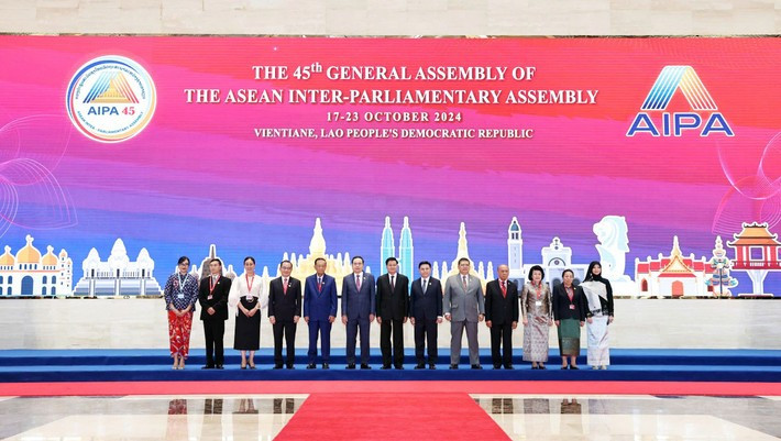 Председатель НС Вьетнама Чан Тхань Ман, Председатель НА Лаоса Сайсомфон Фомвихан и главы делегаций. Фото: ВИА Председатель НС Вьетнама Чан Тхань Ман, Председатель НА Лаоса Сайсомфон Фомвихан и главы делегаций. Фото: ВИА