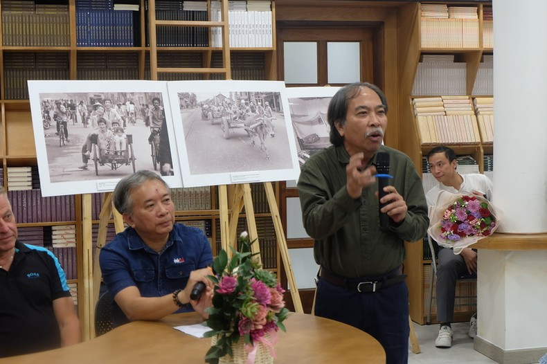 Поэт Нгуен Куанг Тхиеу выступает с речью.