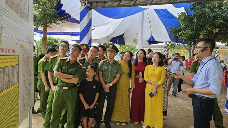 Представители сил общественной безопасности и вооруженных сил уезда Кронгбук посещают выставку. Представители сил общественной безопасности и вооруженных сил уезда Кронгбук посещают выставку.