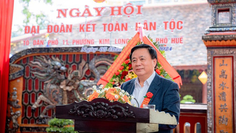 Товарищ Нгуен Суан Тханг выступает с речью. Товарищ Нгуен Суан Тханг выступает с речью.