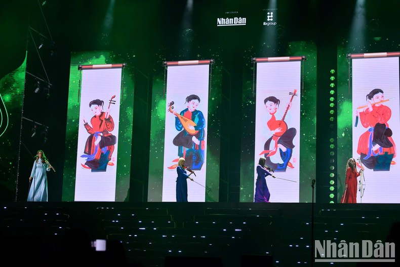 Красивые девушки музыкального квартета Бонд покорили зрителей в Национальном конференц-центре в Ханое.