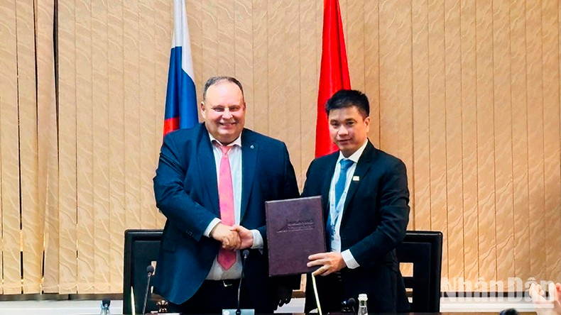 Церемония подписания Регламента Российско-вьетнамского консорциума экономических университетов. Фото: Суан Хынг Церемония подписания Регламента Российско-вьетнамского консорциума экономических университетов. Фото: Суан Хынг