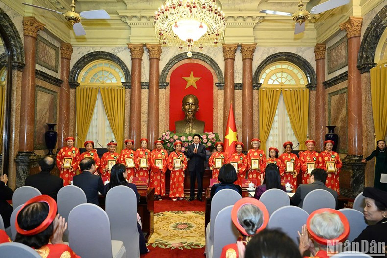 Президент Лыонг Кыонг вручает подарки выдающимся пожилым женщинам. Президент Лыонг Кыонг вручает подарки выдающимся пожилым женщинам.