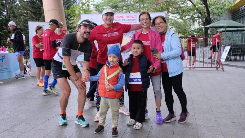 Многие семьи принимают участие в марафоне, чтобы откликнуться на значимое послание об охране дикой природы во Вьетнаме. Многие семьи принимают участие в марафоне, чтобы откликнуться на значимое послание об охране дикой природы во Вьетнаме.