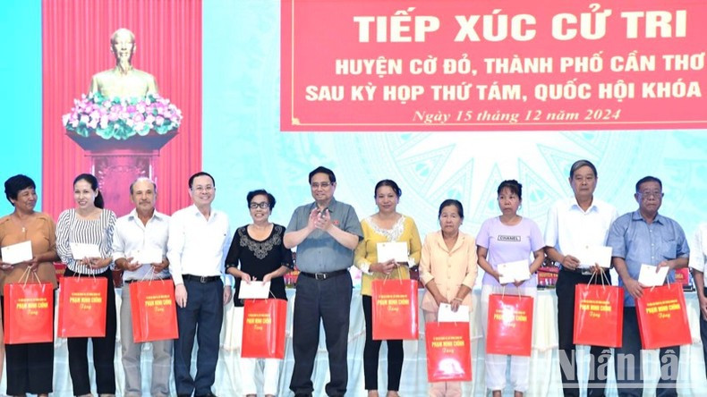 Премьер-министр Фам Минь Тьинь вручает подарки выдающимся семьям инвалидов войны, павших бойцов и бедным католическим семьям в уезде Кодо. Фото: Тхань Жанг Премьер-министр Фам Минь Тьинь вручает подарки выдающимся семьям инвалидов войны, павших бойцов и бедным католическим семьям в уезде Кодо. Фото: Тхань Жанг