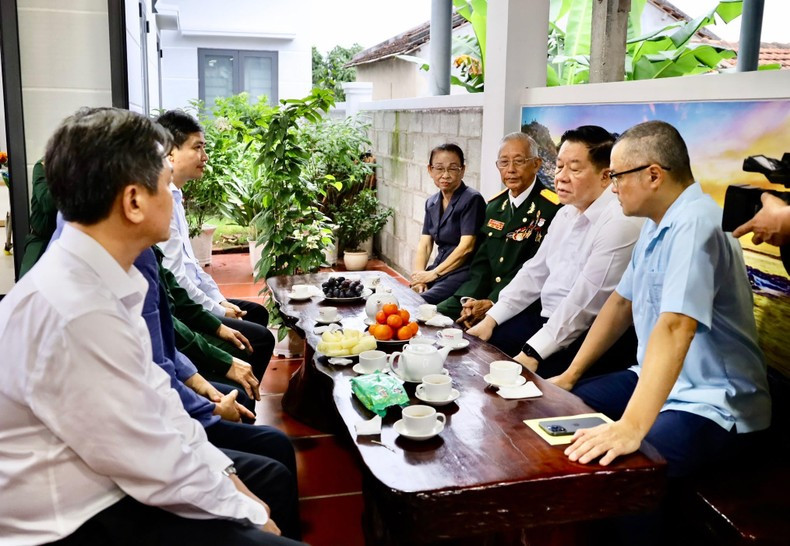 Товарищ Нгуен Чонг Нгиа вручает подарки семье майора Нго Ван Диня. Товарищ Нгуен Чонг Нгиа вручает подарки семье майора Нго Ван Диня.