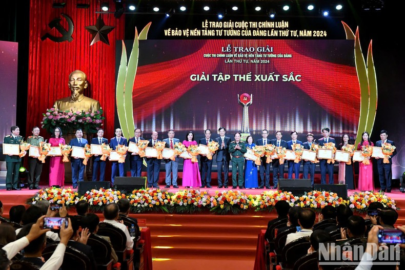 Заведующий Канцелярией ЦК КПВ Нгуен Зюи Нгок и Начальник Главного политического управления Вьетнамской народной армии генерал-полковник Чинь Ван Кует вручают награды выдающимся коллективам. Фото: Данг Кхоа Заведующий Канцелярией ЦК КПВ Нгуен Зюи Нгок и Начальник Главного политического управления Вьетнамской народной армии генерал-полковник Чинь Ван Кует вручают награды выдающимся коллективам. Фото: Данг Кхоа