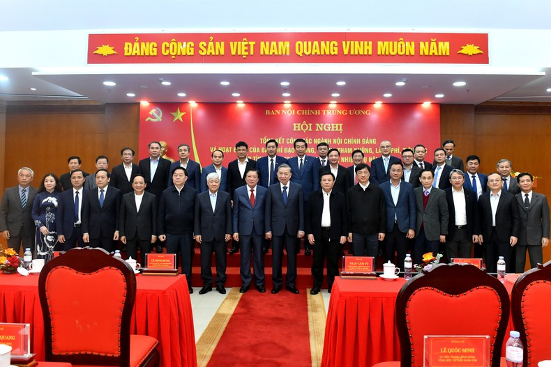 Генеральный секретарь ЦК КПВ То Лам, руководители Партии и Государства, делегаты на конференции. Фото: Данг Кхоа Генеральный секретарь ЦК КПВ То Лам, руководители Партии и Государства, делегаты на конференции. Фото: Данг Кхоа