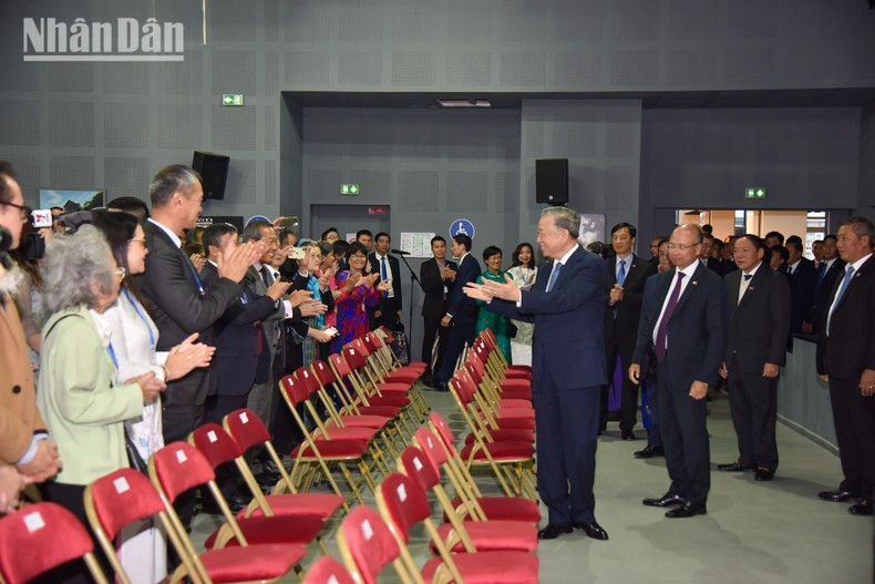 Должностные лица и сотрудники вьетнамских представительств, представители вьетнамской диаспоры приветствуют Генерального секретаря ЦК КПВ, Президента То Лама. Фото: Минь Зюи Должностные лица и сотрудники вьетнамских представительств, представители вьетнамской диаспоры приветствуют Генерального секретаря ЦК КПВ, Президента То Лама. Фото: Минь Зюи