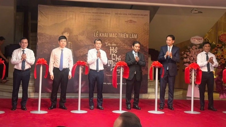 Делегаты перерезают ленточку в знак открытия выставки. Делегаты перерезают ленточку в знак открытия выставки.