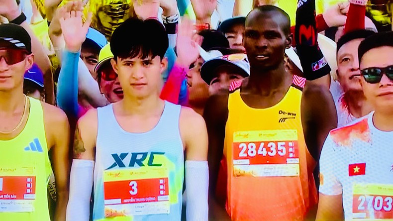 Многие известные вьетнамские и международные спортсмены принимают участие в марафоне. Многие известные вьетнамские и международные спортсмены принимают участие в марафоне.