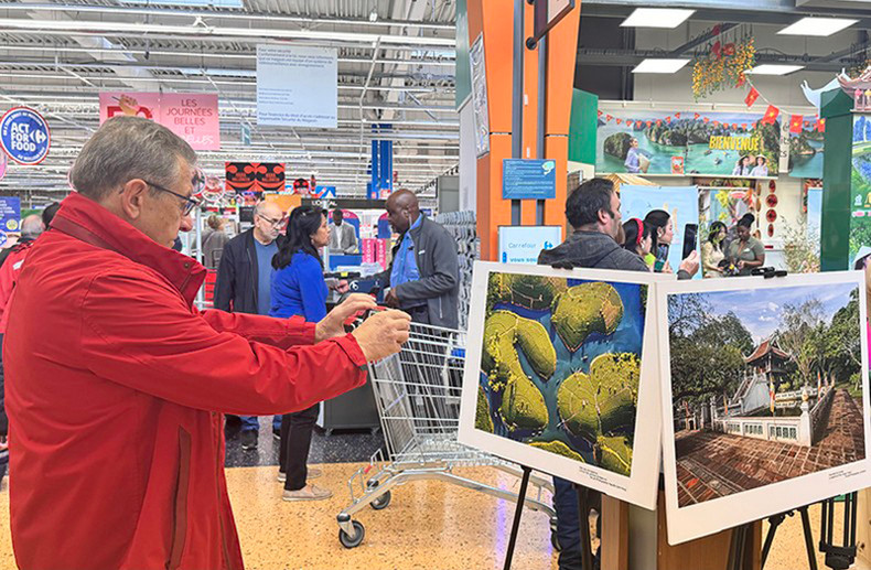 Местные жители имеют возможность узнать о вьетнамском наследии и достопримечательностях в супермаркете Carrefour. Фото: Кхай Хоан Местные жители имеют возможность узнать о вьетнамском наследии и достопримечательностях в супермаркете Carrefour. Фото: Кхай Хоан