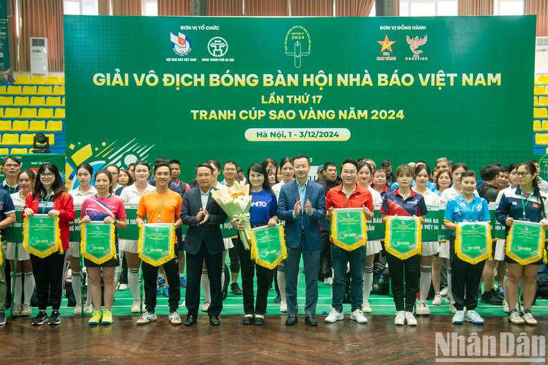 Представители СЖВ и делегаты вручают участникам открытия памятные флаги и подарки. Представители СЖВ и делегаты вручают участникам открытия памятные флаги и подарки.