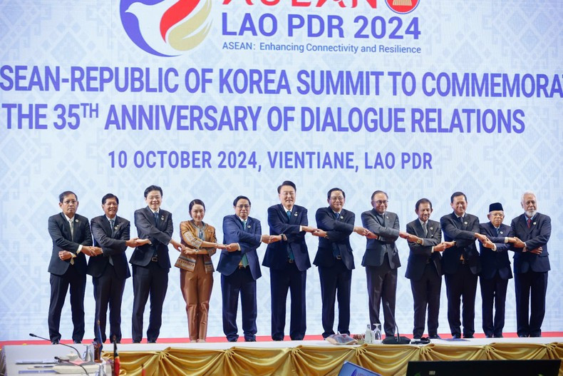 Премьер-министр Вьетнама Фам Минь Тьинь и руководители на 25-м саммите АСЕАН-Южная Корея. Фото: VGP Премьер-министр Вьетнама Фам Минь Тьинь и руководители на 25-м саммите АСЕАН-Южная Корея. Фото: VGP