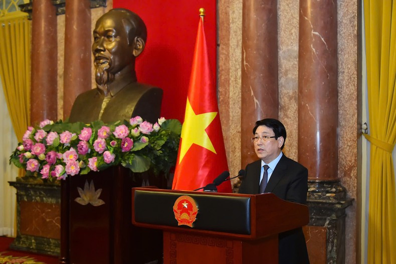 Президент Лыонг Кыонг выступает с речью. Президент Лыонг Кыонг выступает с речью.