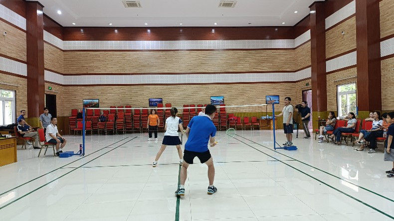 Спортсмены соревнуются в бадминтоне. Фото: Нгуен Хиеп Спортсмены соревнуются в бадминтоне. Фото: Нгуен Хиеп