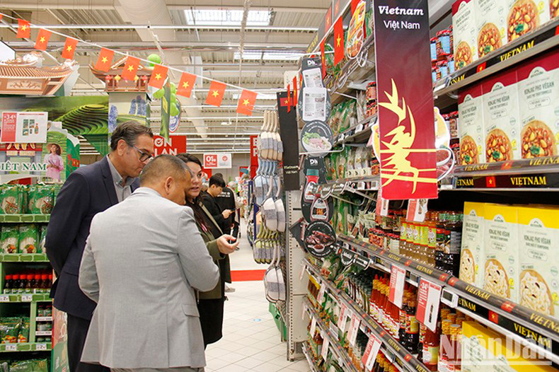 Местные дистрибьюторы очень заинтересованы во вьетнамской продукции. Фото: Кхай Хоан Местные дистрибьюторы очень заинтересованы во вьетнамской продукции. Фото: Кхай Хоан