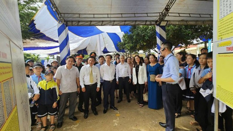 Руководители Департамента информации и коммуникаций уезда Кронгбук на выставке. Руководители Департамента информации и коммуникаций уезда Кронгбук на выставке.