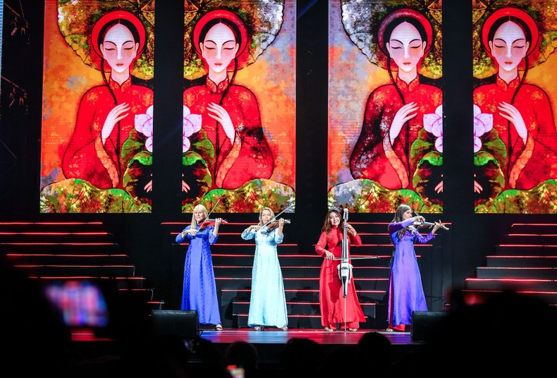 На фоне сцены уникальные образы вьетнамской культуры и туризма.