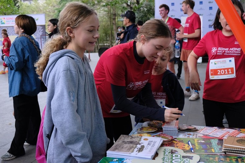 Спортсмены подписывают обязательство защищать дикую природу во время марафона. Спортсмены подписывают обязательство защищать дикую природу во время марафона.