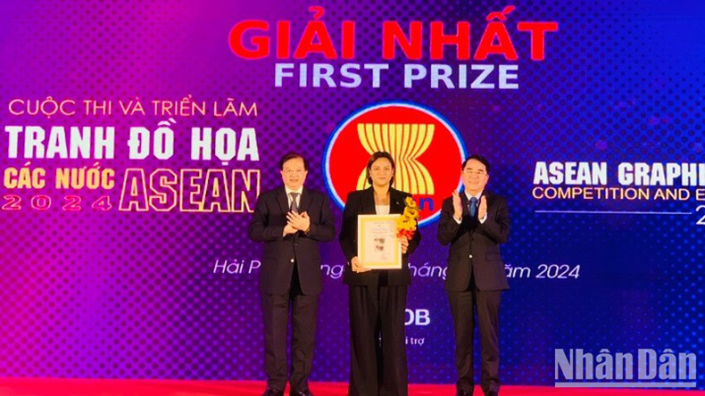 Руководители Министерства культуры, спорта и туризма и руководители Народного комитета города Хайфона вручают первый приз победителю.