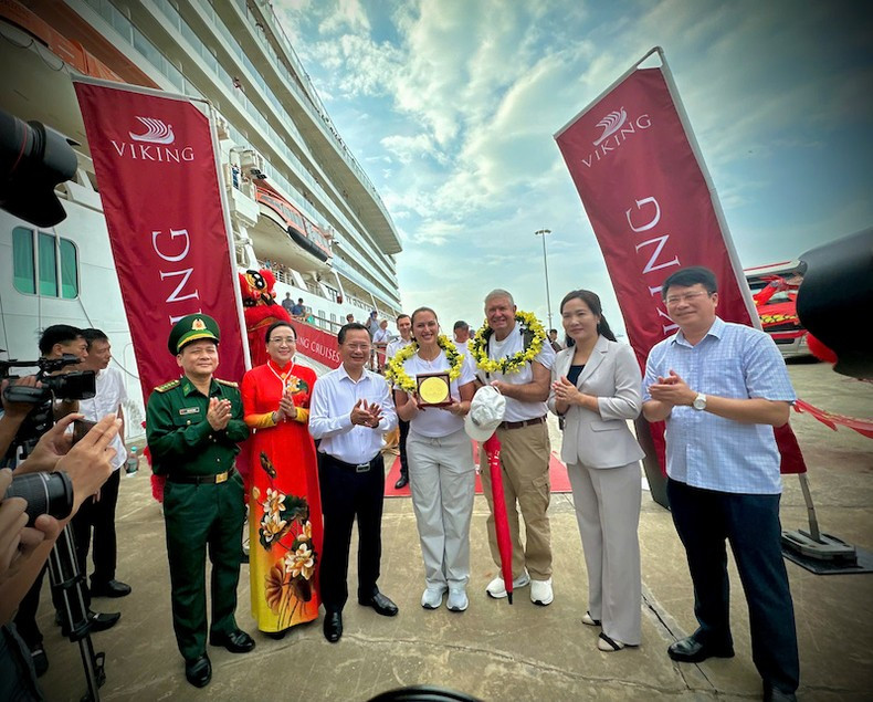 Руководители провинции Куангнинь фотографируются на память с Тиной Богл и ее мужем.