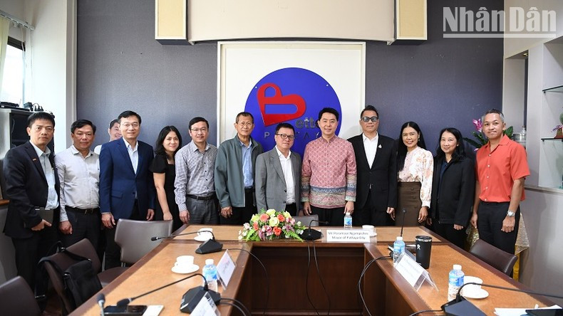 Делегация СЖВ работает с Мэром города Паттайя Порамасе Нгампичесом.