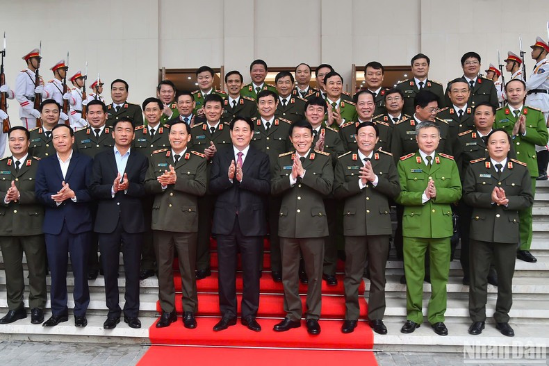 Президент Лыонг Кыонг и участники рабочей встречи. Президент Лыонг Кыонг и участники рабочей встречи.