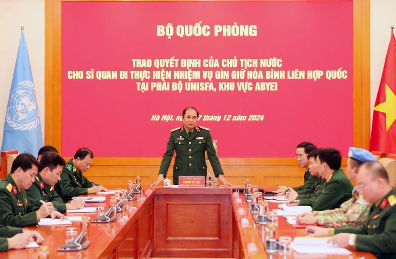 Генерал-полковник Фунг Ши Тан выступает с речью на мероприятии. Генерал-полковник Фунг Ши Тан выступает с речью на мероприятии.