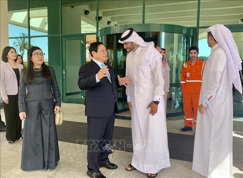 Премьер-министр Фам Минь Тьинь с супругой посещает промышленный центр Рас-Лаффан. Фото: ВИА Премьер-министр Фам Минь Тьинь с супругой посещает промышленный центр Рас-Лаффан. Фото: ВИА