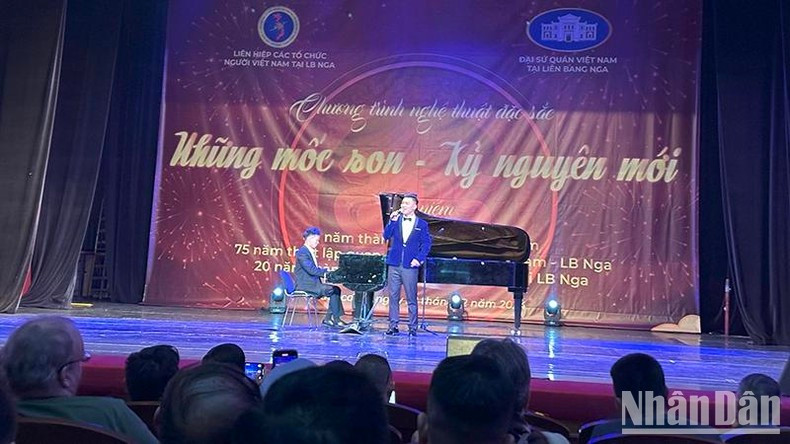 Вьетнамский певец исполняет песню «Синий платочек». Фото: Тхюи Ван