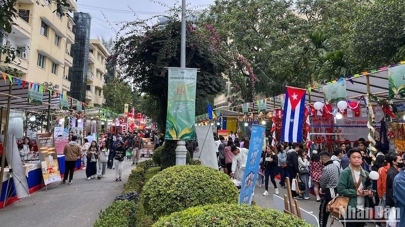 Фестиваль привлекает внимание большого количества посетителей. Фестиваль привлекает внимание большого количества посетителей.