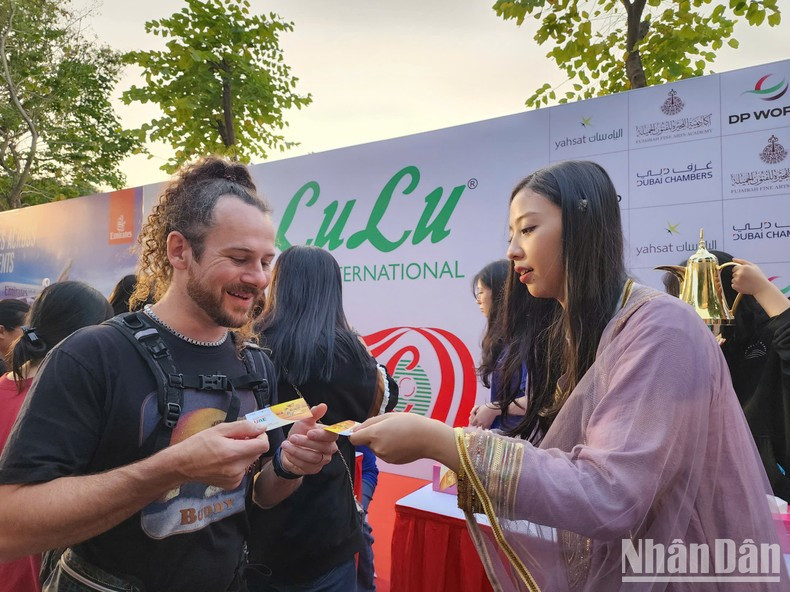 Мероприятие привлекает внимание многих иностранных туристов. Мероприятие привлекает внимание многих иностранных туристов.