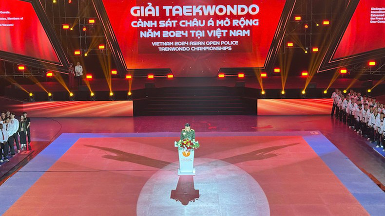 Министр общественной безопасности Лыонг Там Куанг выступает на мероприятии. Министр общественной безопасности Лыонг Там Куанг выступает на мероприятии.