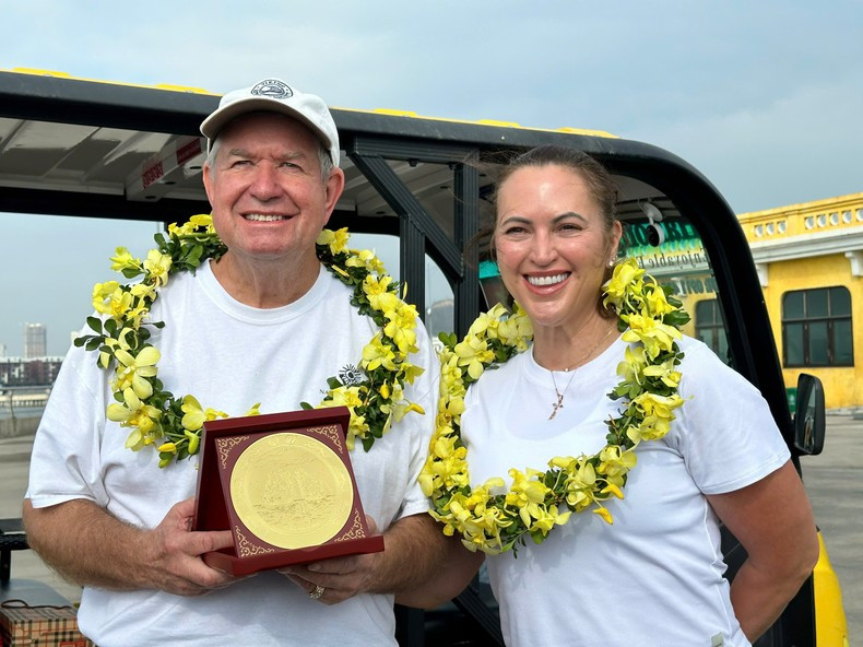 Тина Богл и ее муж получают цветы и сувениры от Народного комитета провинции Куангнинь.