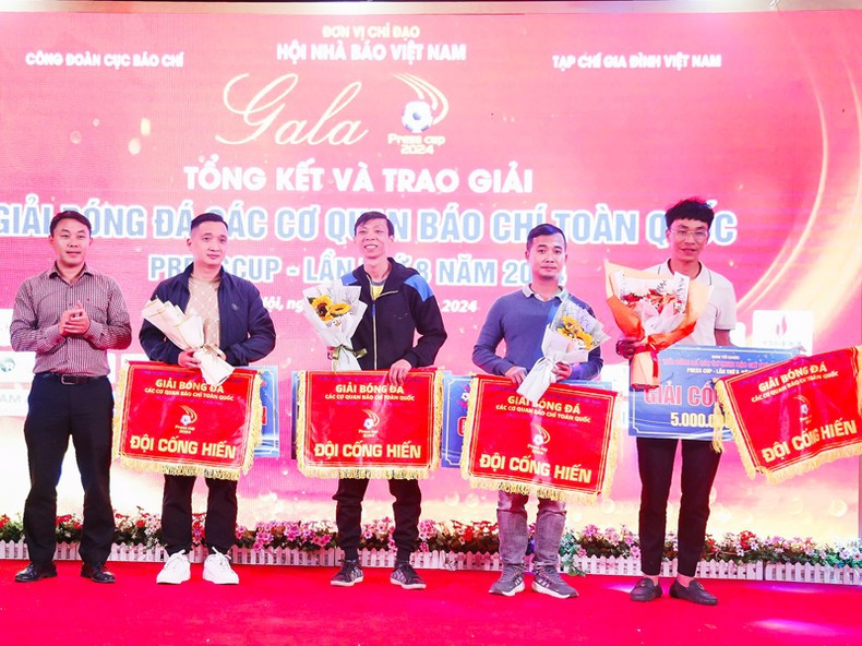 Команды газеты «Нянзан», Вьетнамского телевидения (VTV), клуба Вьетнамского информационного агентства, «Журналист и общественное мнение» получили награды за самоотверженность.