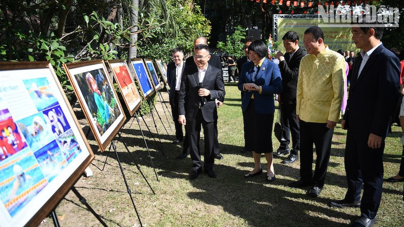 Делегаты посещают выставку, организованную на территории Посольства Вьетнама в Таиланде.