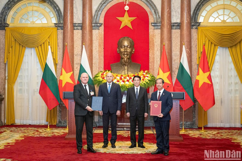 В присутствии Президента Вьетнама Лыонг Кыонга и Президента Болгарии Румена Радева стороны подписывают документы о сотрудничестве. В присутствии Президента Вьетнама Лыонг Кыонга и Президента Болгарии Румена Радева стороны подписывают документы о сотрудничестве.