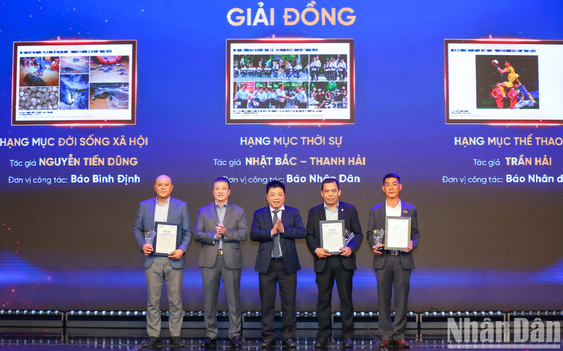 Авторы/авторские коллективы, получившие бронзовые награды.