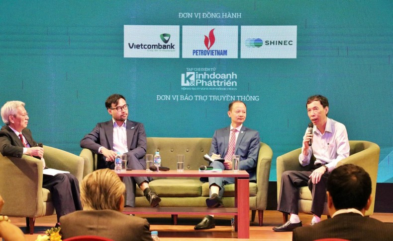 Спикеры обмениваются мнениями на семинаре. Спикеры обмениваются мнениями на семинаре.