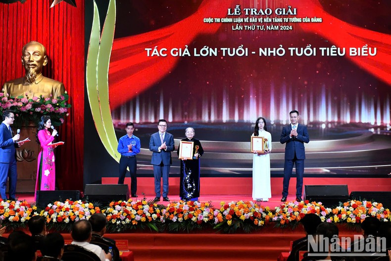 Член ЦК КПВ, Главный редактор газеты «Нянзан», Заместитель заведующего Отделом ЦК КПВ по пропаганде и политическому воспитанию, Председатель Союза журналистов Вьетнама Ле Куок Минь и член ЦК КПВ, Генеральный директор Вьетнамского телевидения Ле Нгок Куанг вручают награды самому старшему и самому молодому авторам. Фото: Данг Кхоа Член ЦК КПВ, Главный редактор газеты «Нянзан», Заместитель заведующего Отделом ЦК КПВ по пропаганде и политическому воспитанию, Председатель Союза журналистов Вьетнама Ле Куок Минь и член ЦК КПВ, Генеральный директор Вьетнамского телевидения Ле Нгок Куанг вручают награды самому старшему и самому молодому авторам. Фото: Данг Кхоа