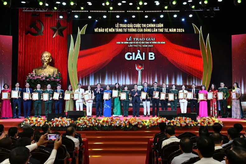 Товарищи Нгуен Суан Тханг и Нгуен Чонг Нгиа вручают премии B. Фото: Данг Кхоа Товарищи Нгуен Суан Тханг и Нгуен Чонг Нгиа вручают премии B. Фото: Данг Кхоа