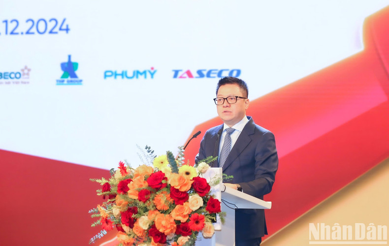 Товарищ Ле Куок Минь выступает на церемонии.