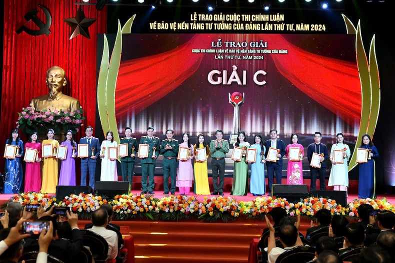 Генерал армии Фан Ван Жанг и генерал армии Лыонг Там Куанг вручают премии С. Фото: Данг Кхоа Генерал армии Фан Ван Жанг и генерал армии Лыонг Там Куанг вручают премии С. Фото: Данг Кхоа