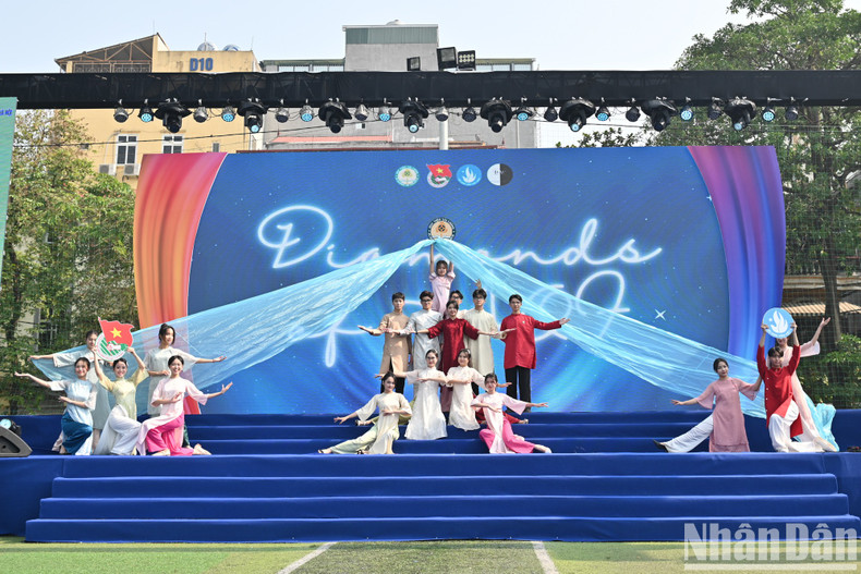 Конкурс «Танец «аозай» в рамках фестиваля. Конкурс «Танец «аозай» в рамках фестиваля.