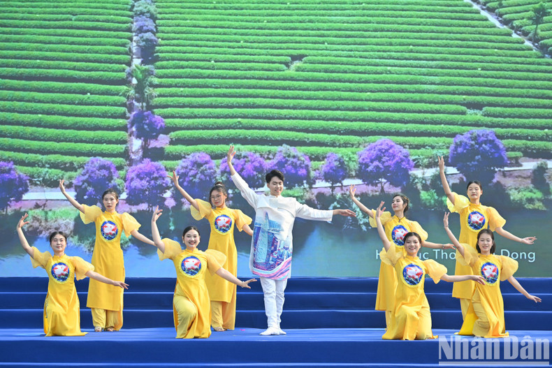 Разнообразные мероприятия в рамках фестиваля создают возможности для культурного обмена между молодежью разных стран. Разнообразные мероприятия в рамках фестиваля создают возможности для культурного обмена между молодежью разных стран.