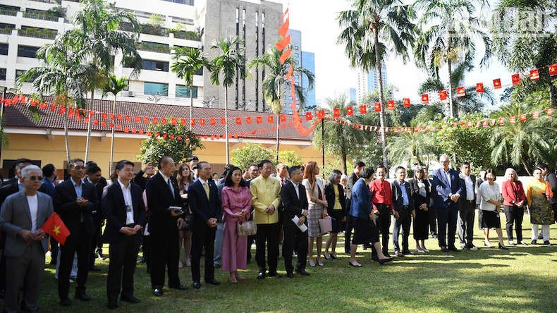 Большое количество таиландских и иностранных друзей, а также вьетнамцев, проживающих в Таиланде, на выставке.