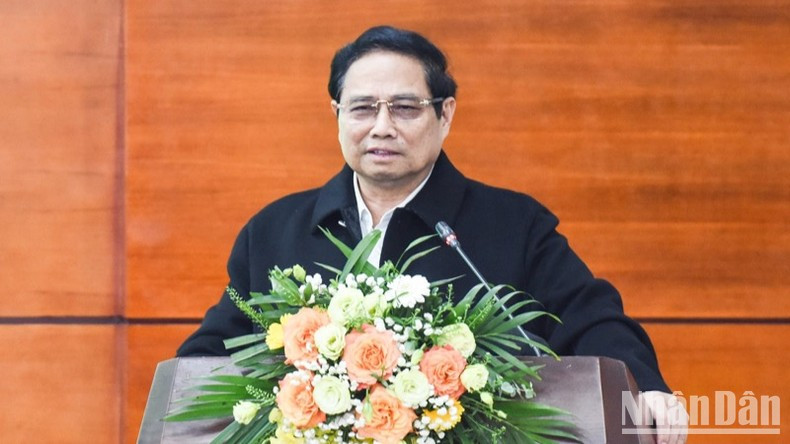 Премьер-министр Фам Минь Тьинь выступает на конференции. Фото: Чан Хай