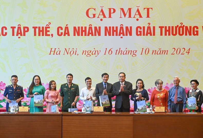 Председатель НС Чан Тхань Ман вручает подарки коллективам и отдельным лицам, получившим премию имени Вы А Зиня. Фото: Зюи Линь