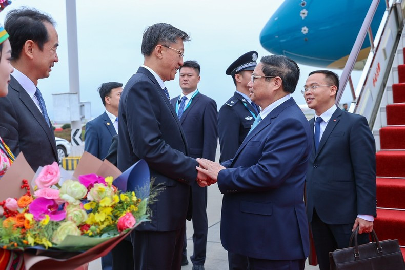 Церемония встречи Премьер-министра Фам Минь Тьиня в аэропорту. Фото: ВИА Церемония встречи Премьер-министра Фам Минь Тьиня в аэропорту. Фото: ВИА